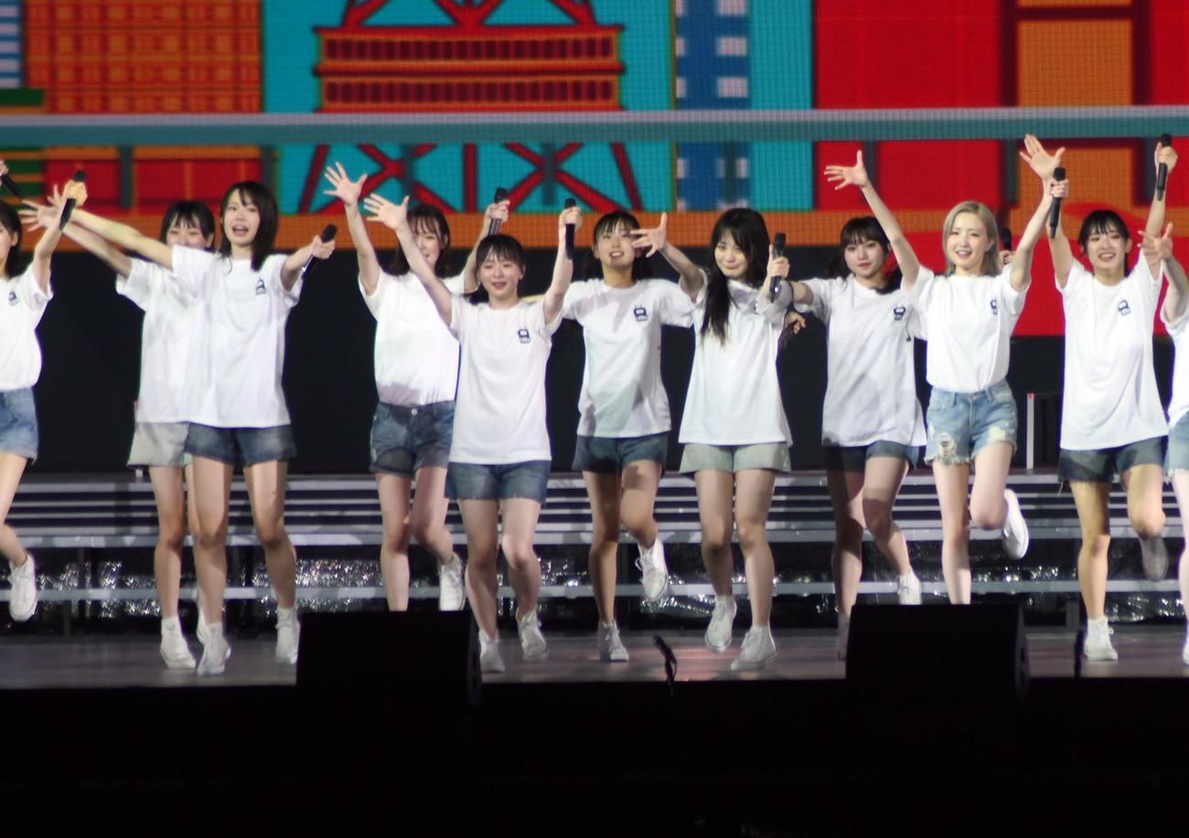 47都道府県ツアー最終公演を行ったAKB48チーム8（撮影・大友陽平）