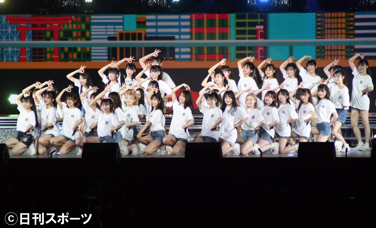 47都道府県ツアー最終公演を完走したAKB48チーム8（撮影・大友陽平）