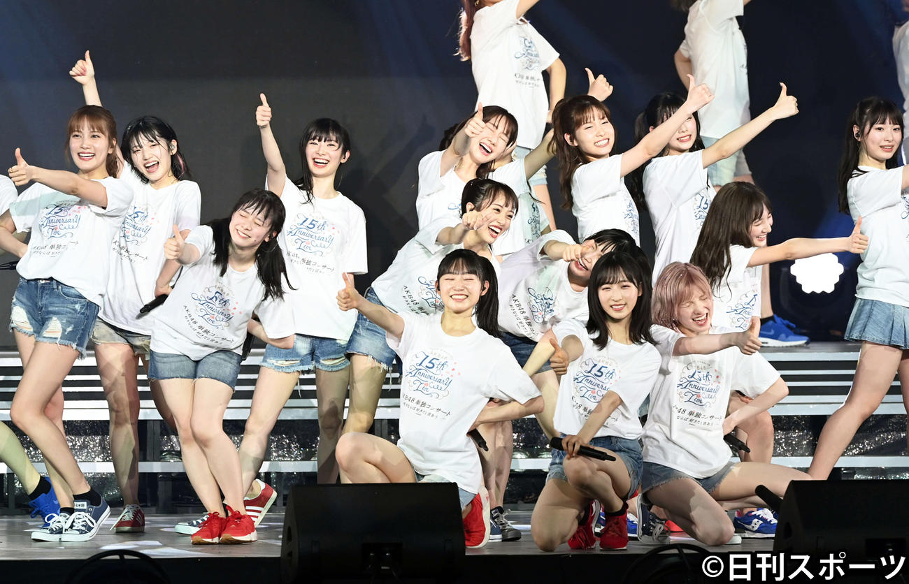 48曲目を歌い切り「やりきった」表情を見せるAKB48（撮影・たえ見朱実）