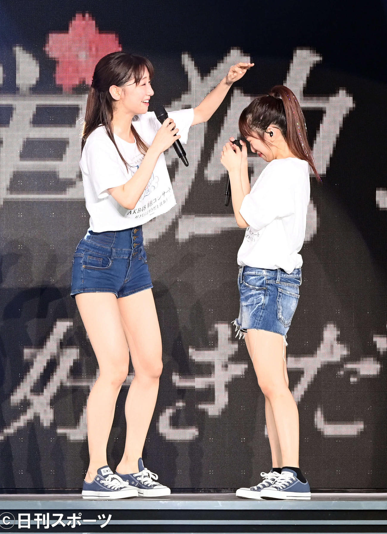 ファンへのあいさつ途中で泣き出したAKB48の総監督を務める向井地美音。左は柏木由紀（撮影・たえ見朱実）