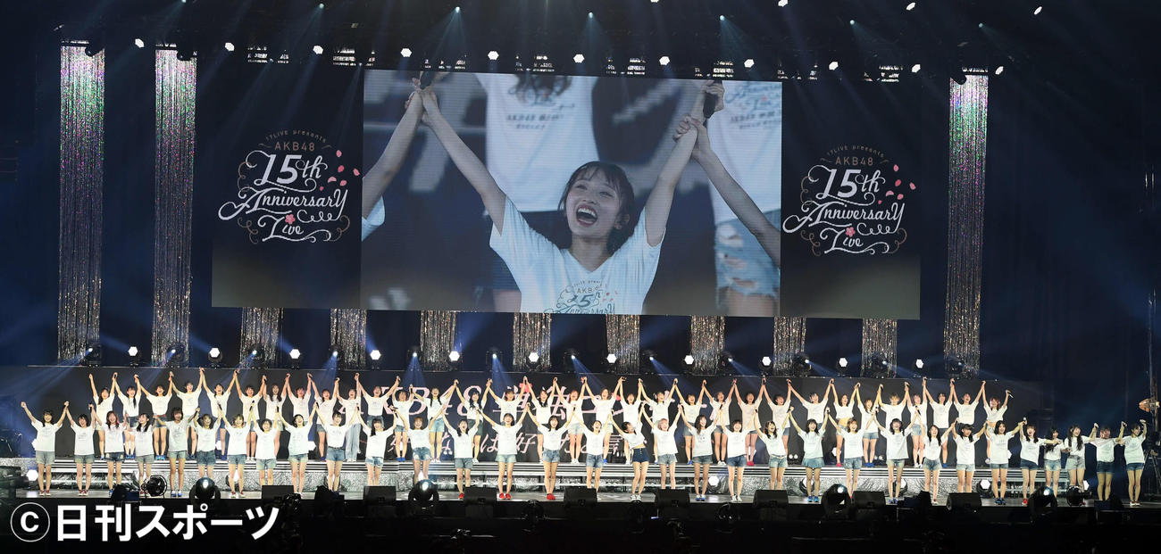 48曲ノンストップで歌い上げたAKB48は、ファンの拍手に応える（撮影・たえ見朱実）