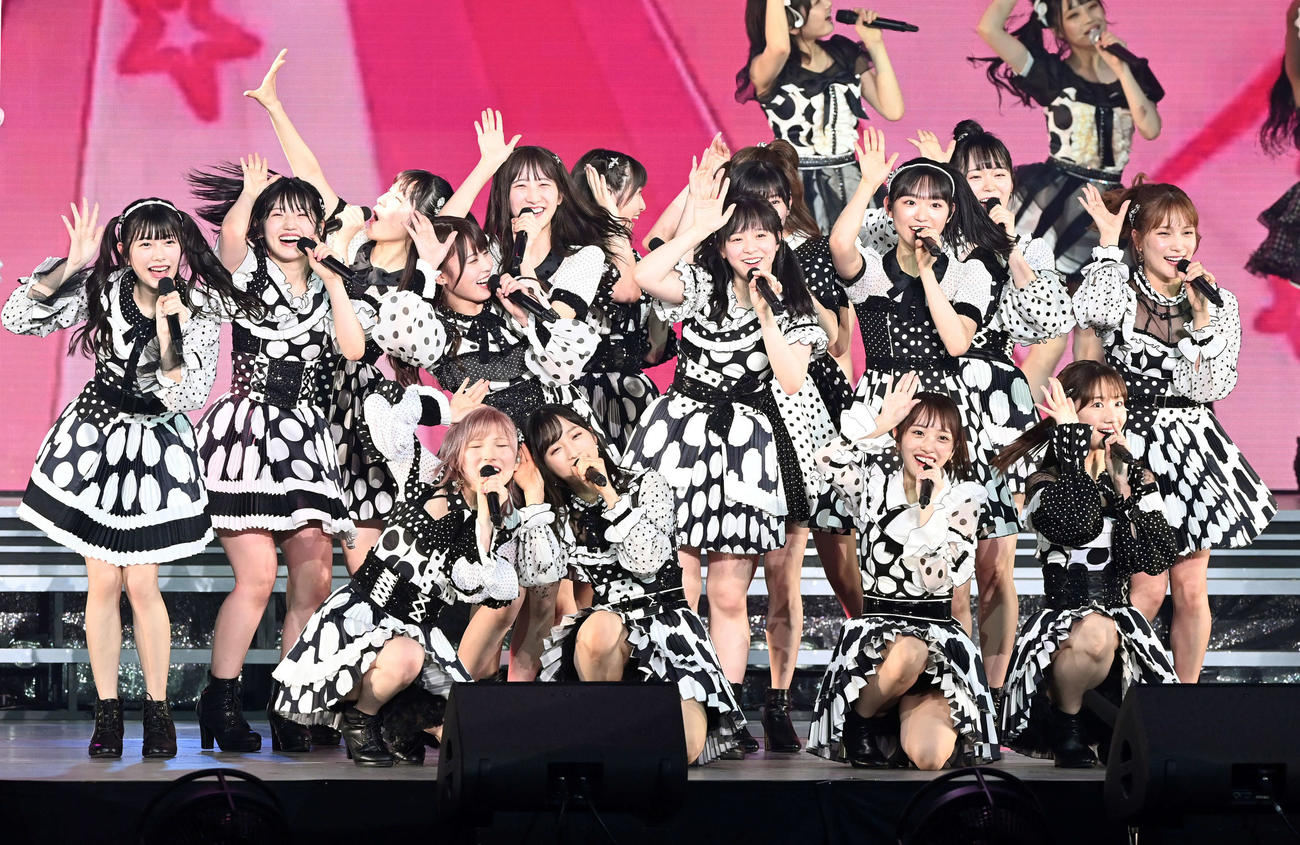 単独コンサートを行い盛りあがるAKB48（撮影・たえ見朱実）