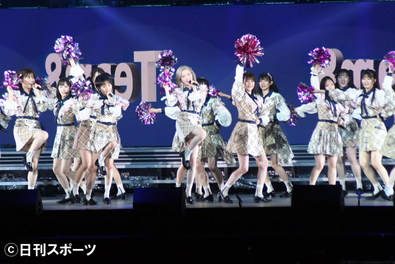 47都道府県ツアー最終公演を行った本田仁美（中央）らAKB48チーム8（撮影・大友陽平）