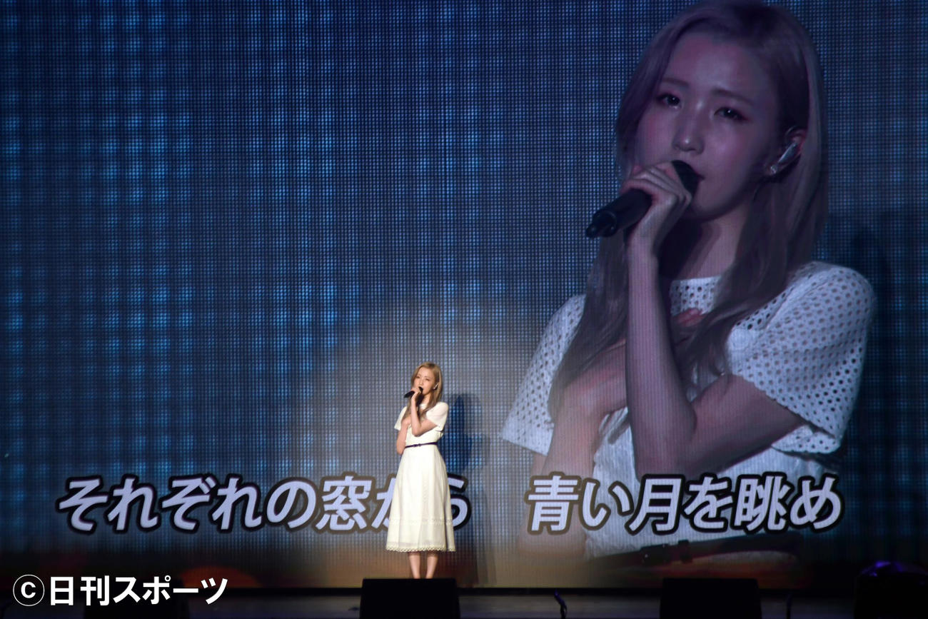 AKB48チーム8の47都道府県ツアー最終公演で「思い出のほとんど」を歌う本田仁美（撮影・大友陽平）