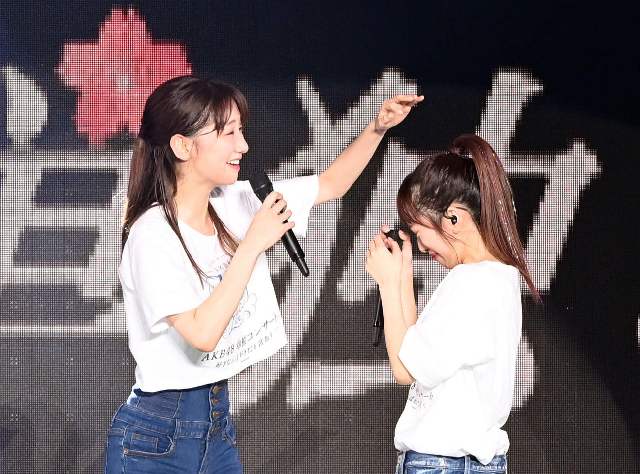 ファンへのあいさつ途中で泣き出したAKB48の総監督を務める向井地美音。左は柏木由紀（撮影・たえ見朱実）