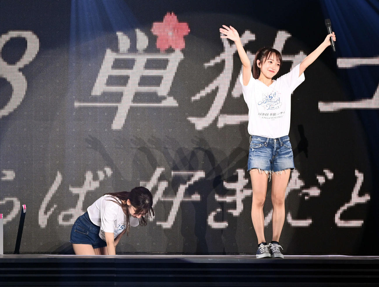コンサート終了後、ファンにあいさつするAKB48の総監督を務める向井地美音（撮影・たえ見朱実）