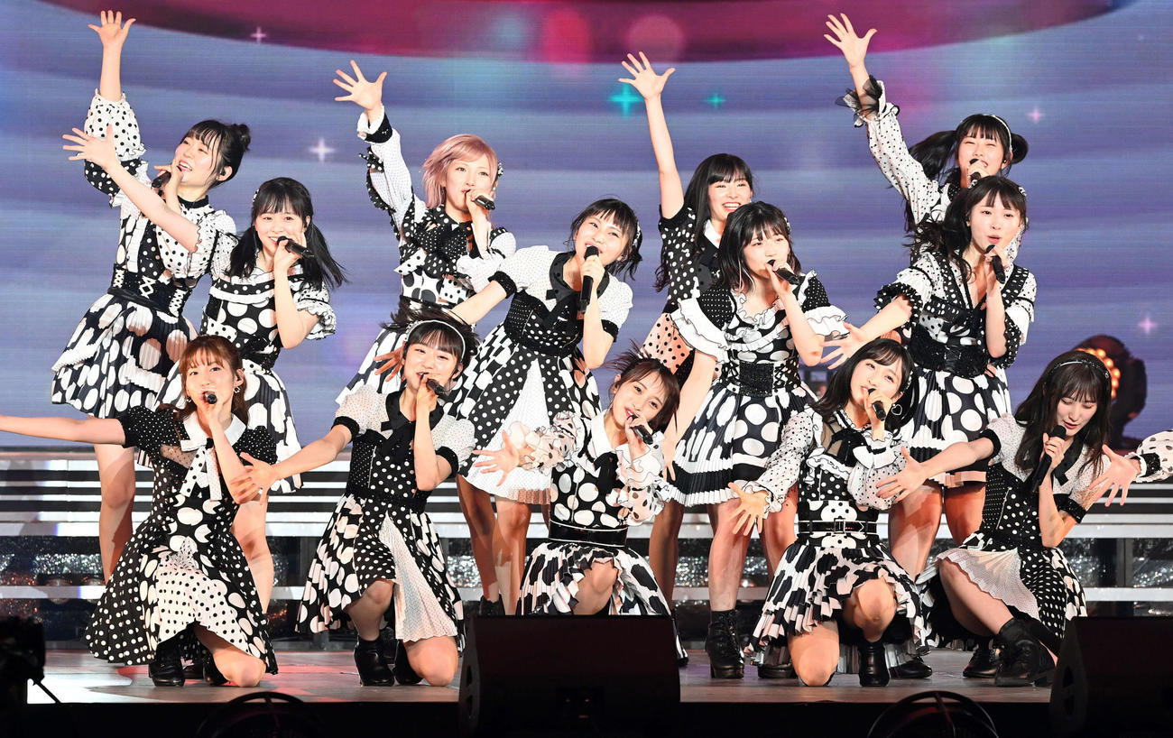 単独コンサートを行い盛りあがるAKB48（撮影・たえ見朱実）