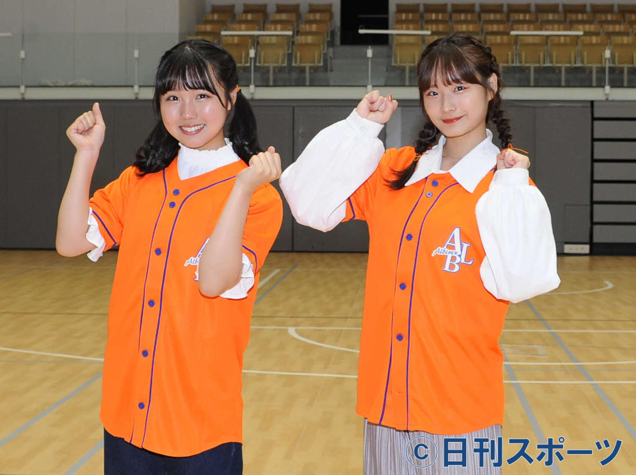 「踵を鳴らせ！」をPRする古舘（左）と諸橋