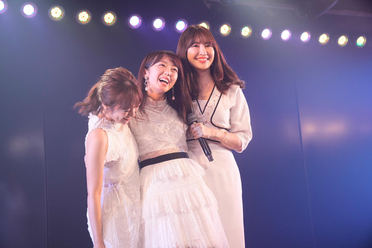 卒業公演で高橋みなみ（左）小嶋陽菜（右）に囲まれる峯岸みなみ（C）AKB48