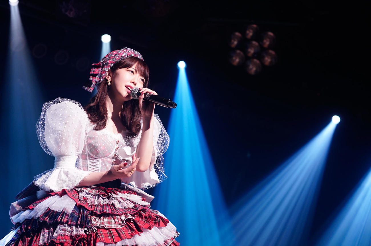 AKB48劇場での卒業公演でドレス姿で歌う峯岸みなみ