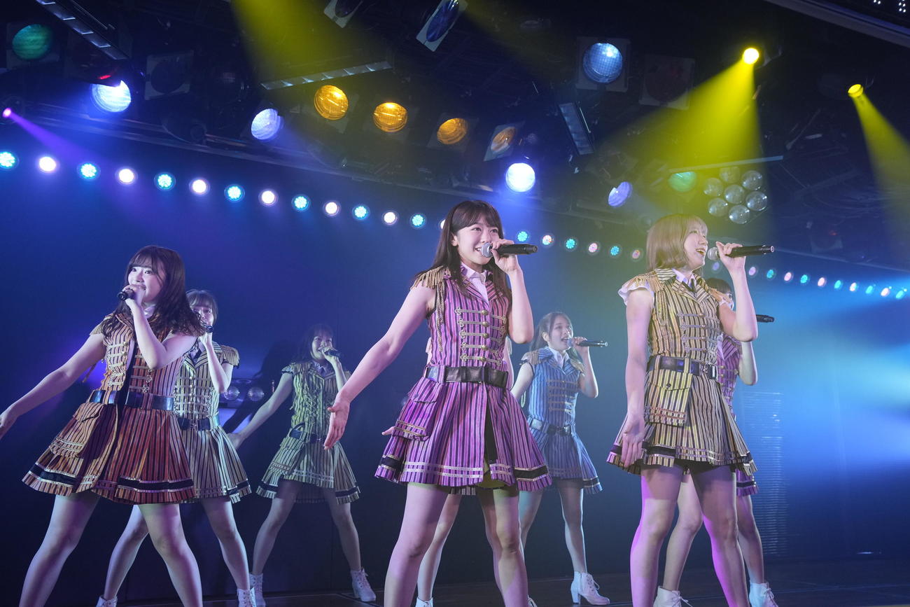 AKB48劇場での卒業公演を行った峯岸みなみ（中央）（C）AKB48