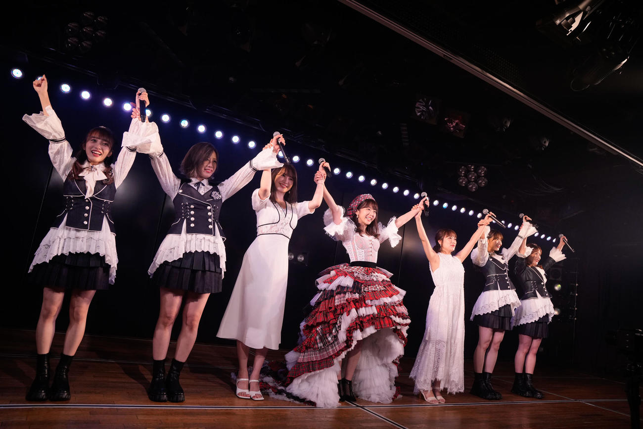 卒業公演であいさつする峯岸みなみ（中央）（C）AKB48