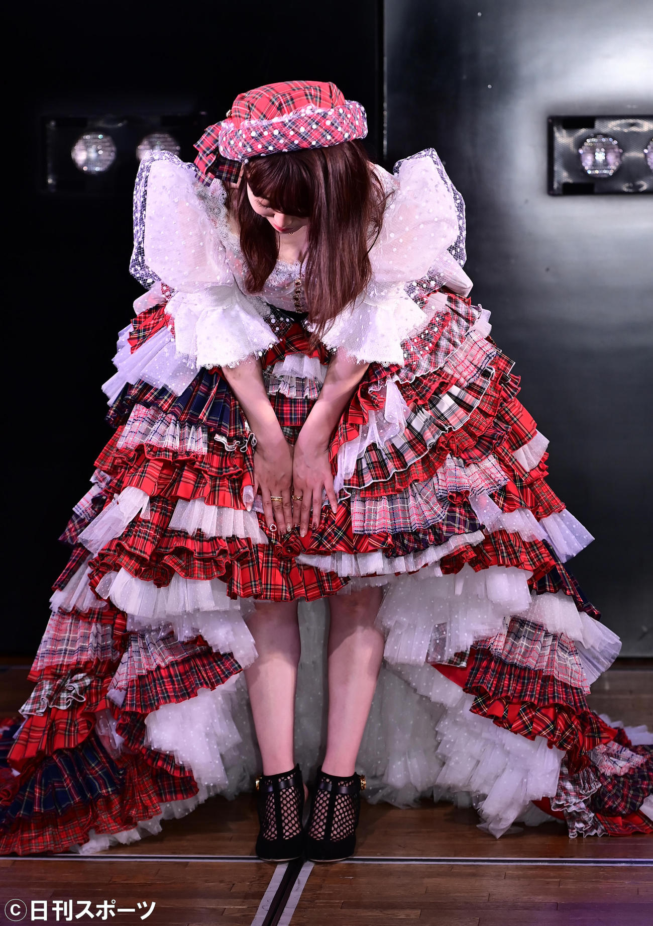卒業公演後の囲み会見を終え報道陣に深々と頭を下げるAKB48峯岸みなみ（撮影・小沢裕）