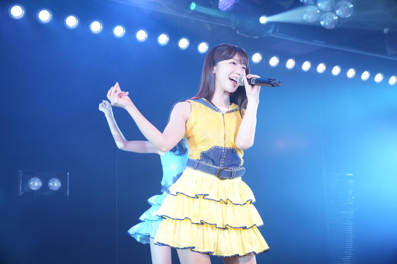 AKB48劇場での卒業公演で「渚のCHERRY」をセンターで踊る峯岸みなみ（C）AKB48