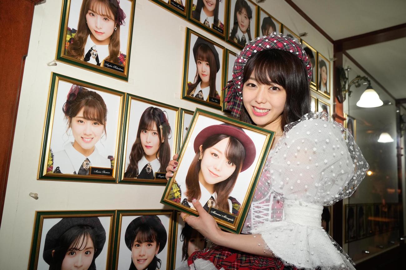 卒業公演を終えてAKB48劇場の壁掛け写真を外す峯岸みなみ（C）AKB48