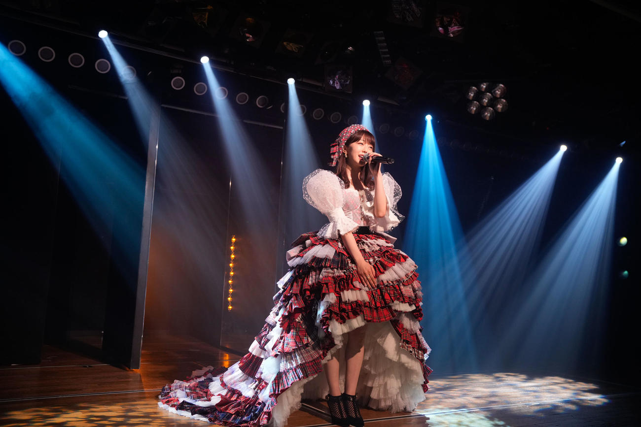AKB48劇場での卒業公演でドレス姿で歌う峯岸みなみ（C）AKB48