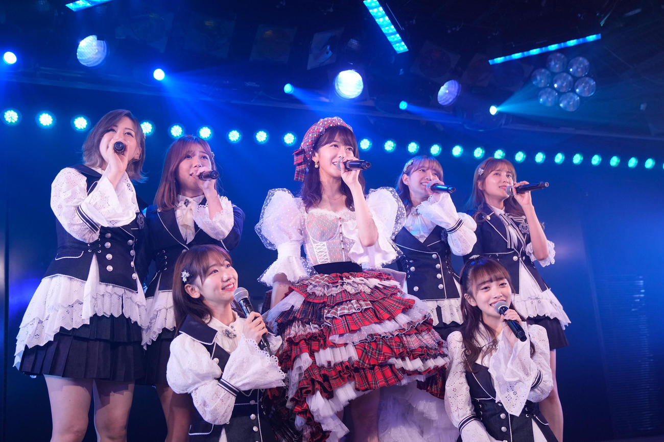 AKB48劇場での卒業公演で柏木由紀（前列左端）らと歌う峯岸みなみ（中央）（C）AKB48