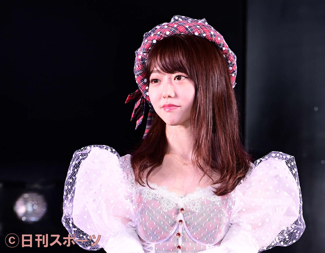 卒業公演後の囲み会見を終えたAKB48峯岸みなみはレンズを向け続けるカメラマンを見つめる（撮影・小沢裕）