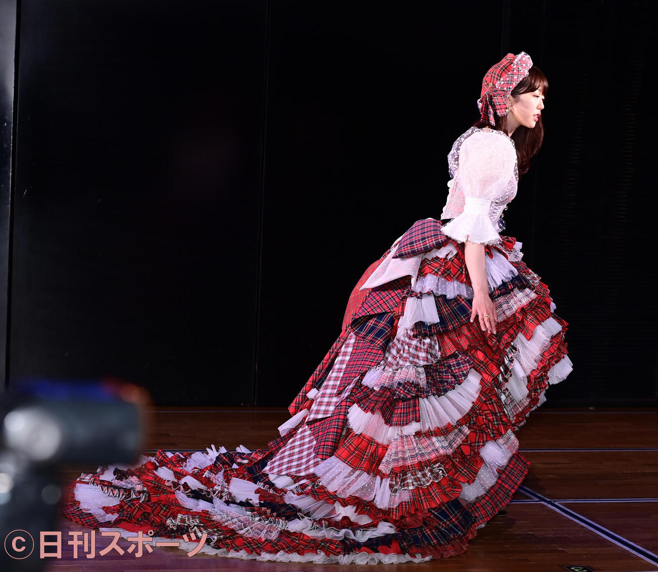 卒業公演後の囲み会見を終えステージをあとにするAKB48峯岸みなみ（撮影・小沢裕）