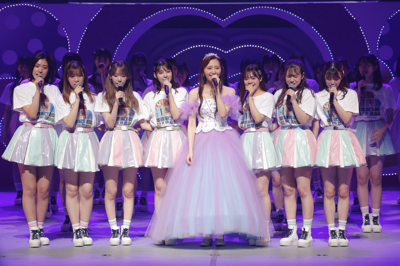 HKT48森保まどか（中央）の卒業コンサートで歌う1期生。左から今田美奈、下野由貴、宮脇咲良、松岡菜摘、1人おいて本村碧唯、村重杏奈、熊沢世莉奈（C）Mercury