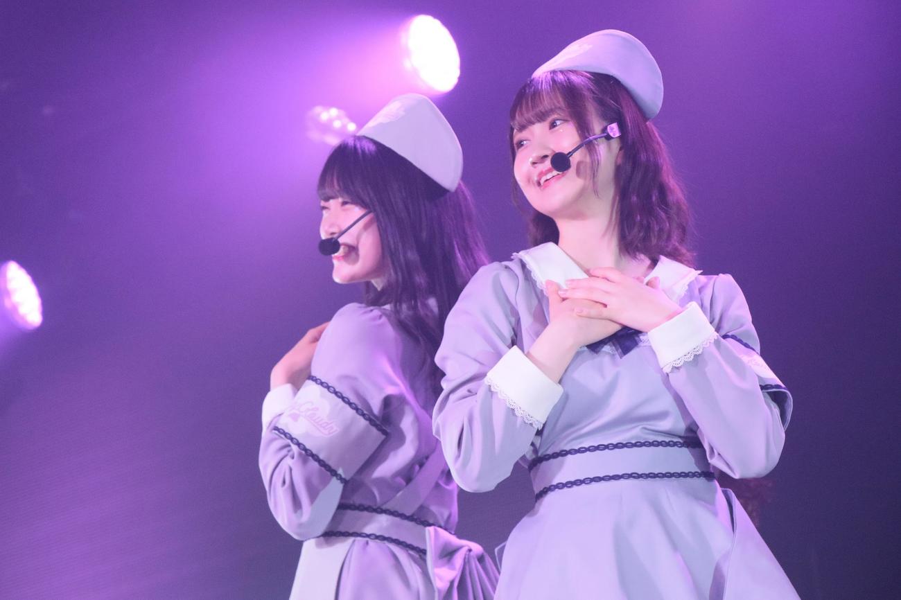 「はっきり言って欲しい」を歌うCloudyCloudyの小越春花（左）と對馬優菜子（C）Flora