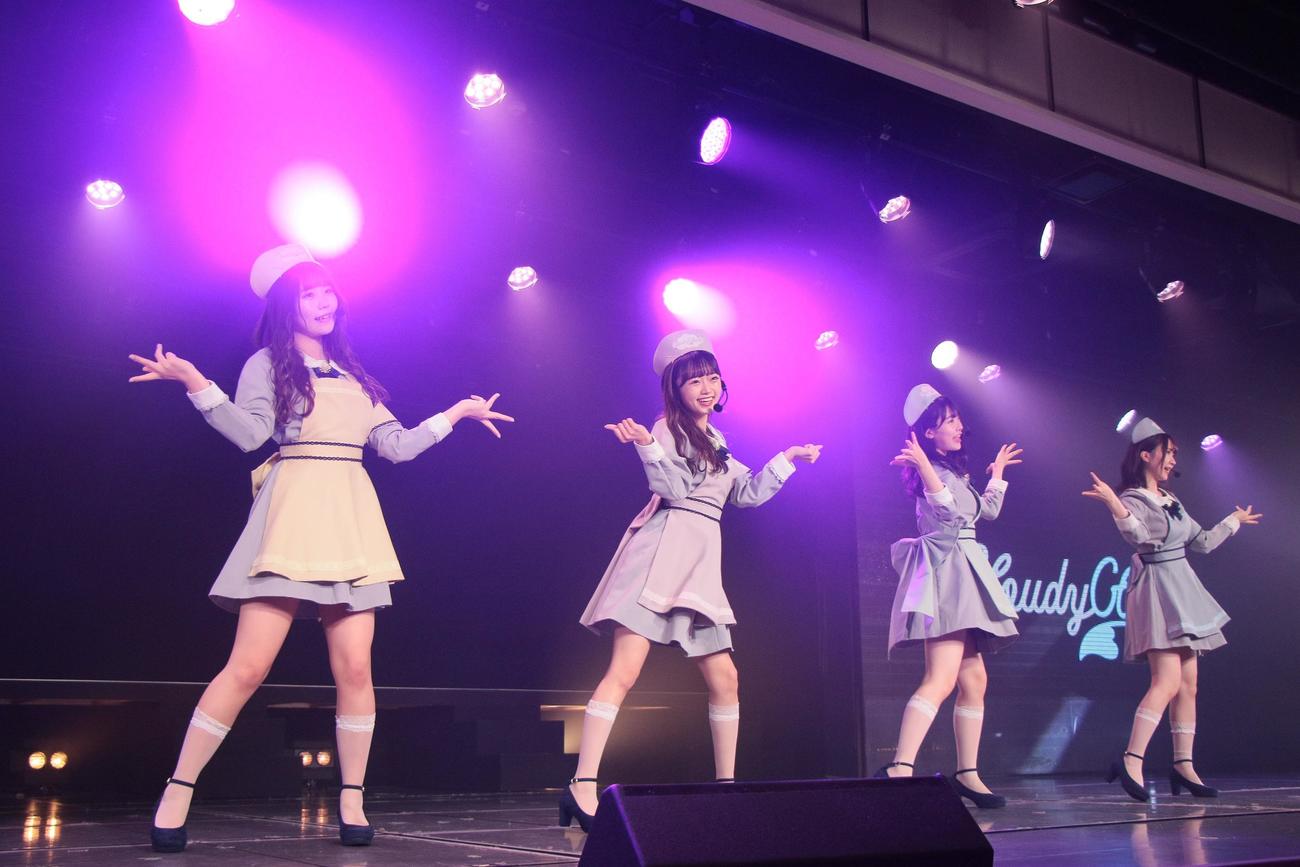 「はっきり言って欲しい」を披露するCloudyCloudyの、左から小熊倫実、中井りか、小越春花、對馬優菜子（C）Flora