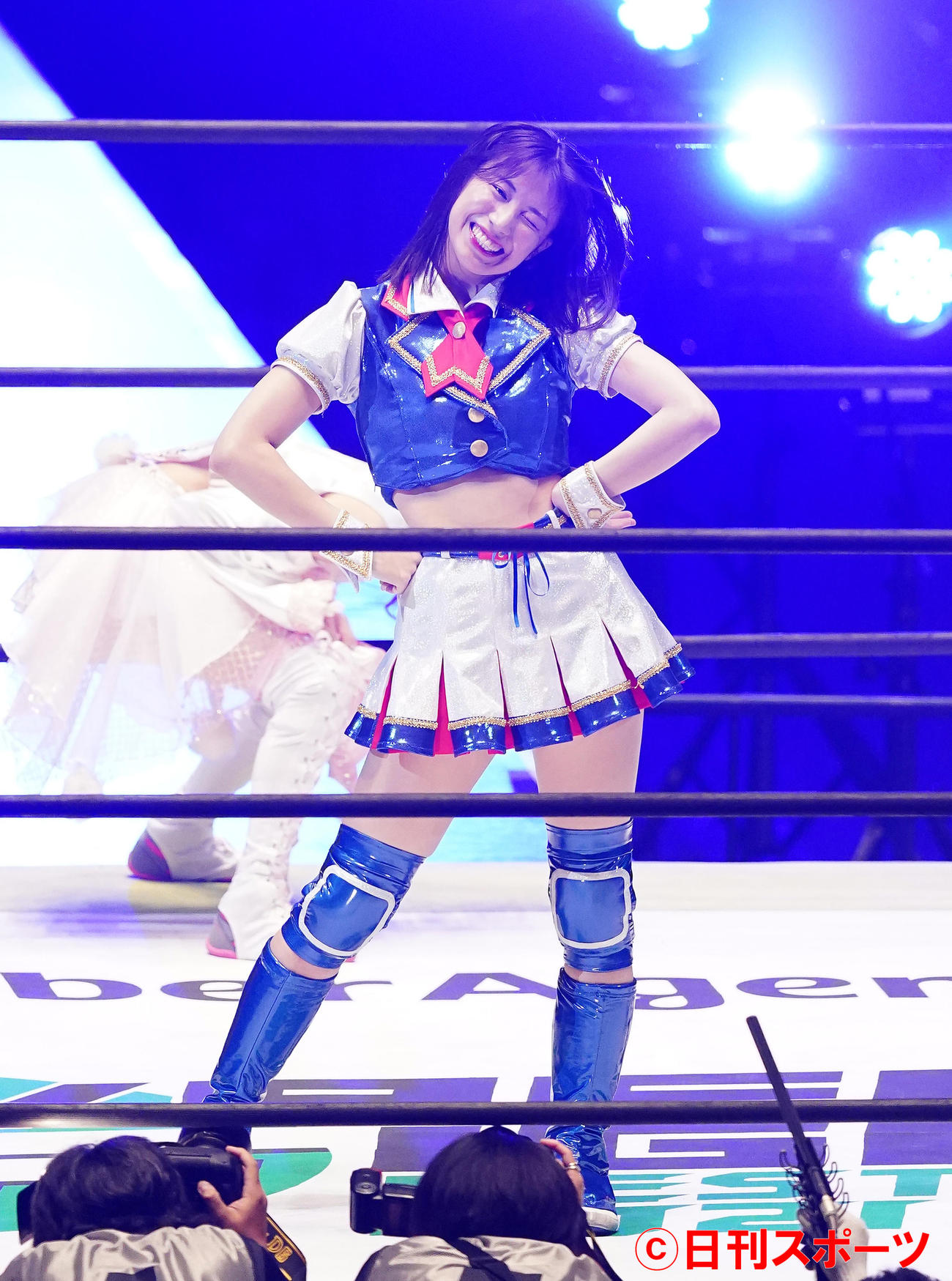 登場し、ポーズをとる荒井優希（撮影・菅敏）