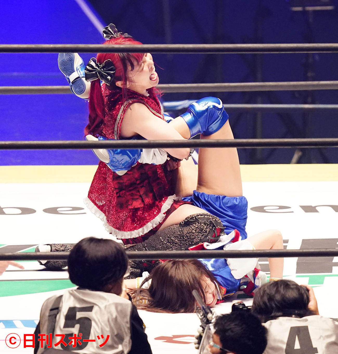 伊藤麻希（左）の攻撃に耐えきれず、ギブアップする荒井優希（撮影・菅敏）