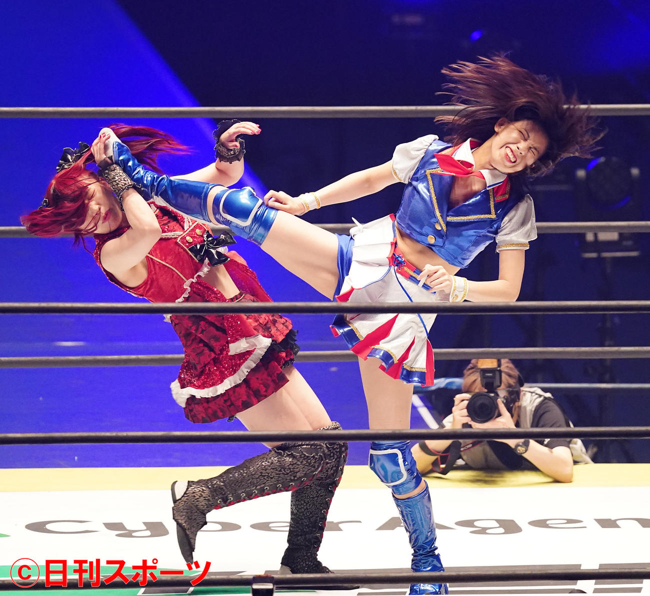 伊藤麻希（左）の顔面にキックをさく裂する荒井優希（撮影・菅敏）