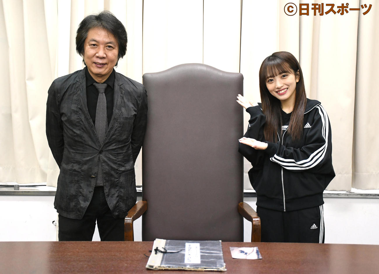 舞台「新・熱海殺人事件」初日に向けて意気込みを語ったAKB48向井地美音。左は総合プロデューサーの岡村俊一氏（撮影・大友陽平）
