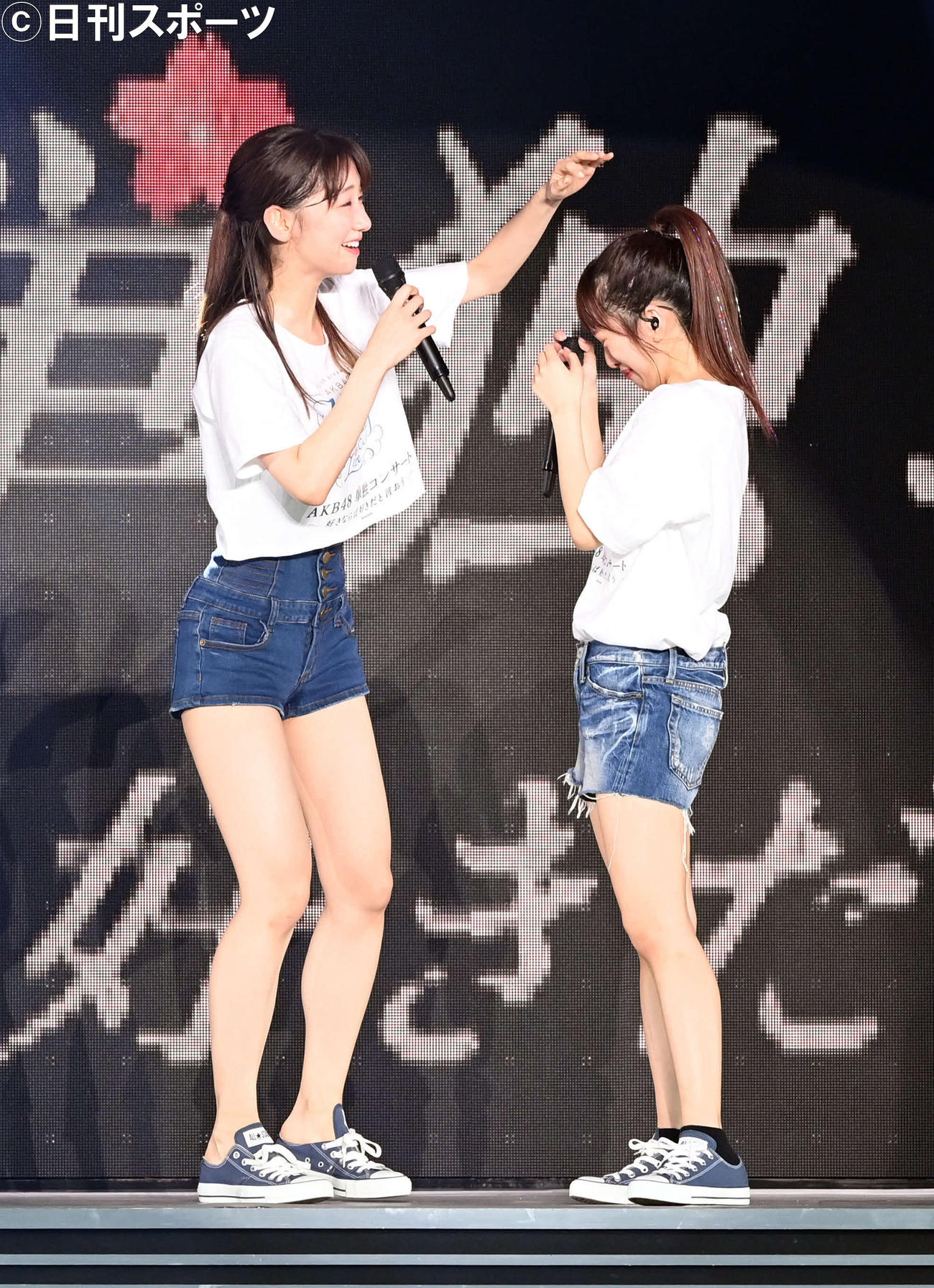 AKB48・15周年コンサート　ファンへのあいさつ途中で泣き出したAKB48の総監督を務める向井地美音。左は柏木由紀（2021年5月23日撮影）