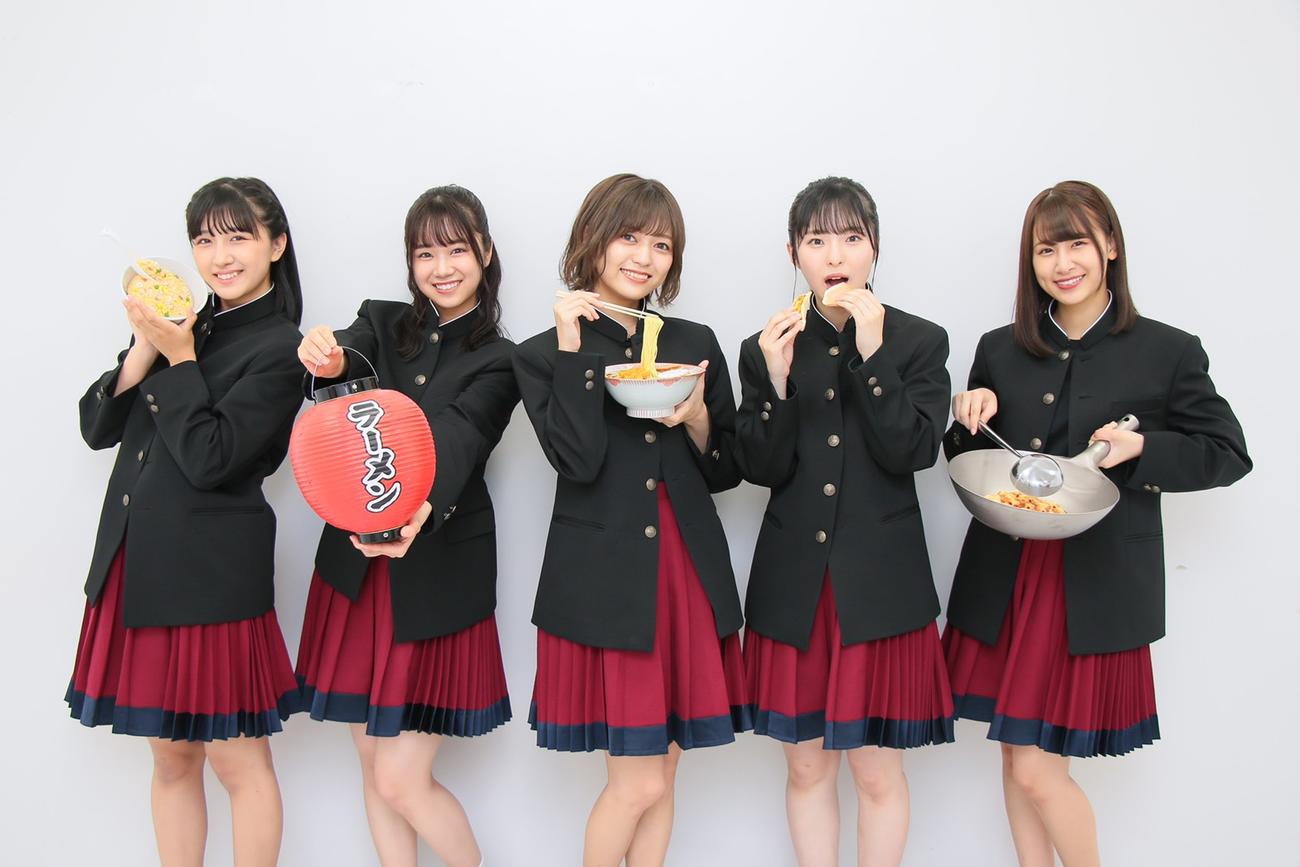 NGT48らーめん部。左から小見山沙空、真下華穂、中村歩加、大塚七海、富永夢有（C）Flora