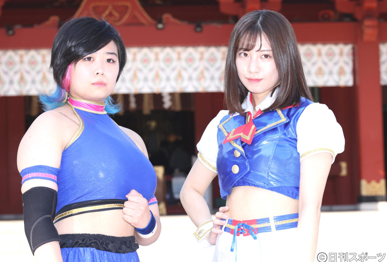 舞海魁星（左）と思い出の神田明神境内で記念撮影を行うSKE48荒井優希（撮影・中島郁夫）