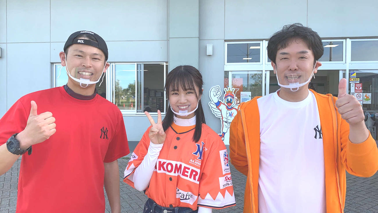 新潟野球チャンネルの中山さん（左）、中村さんと解説、実況にチャレンジしました