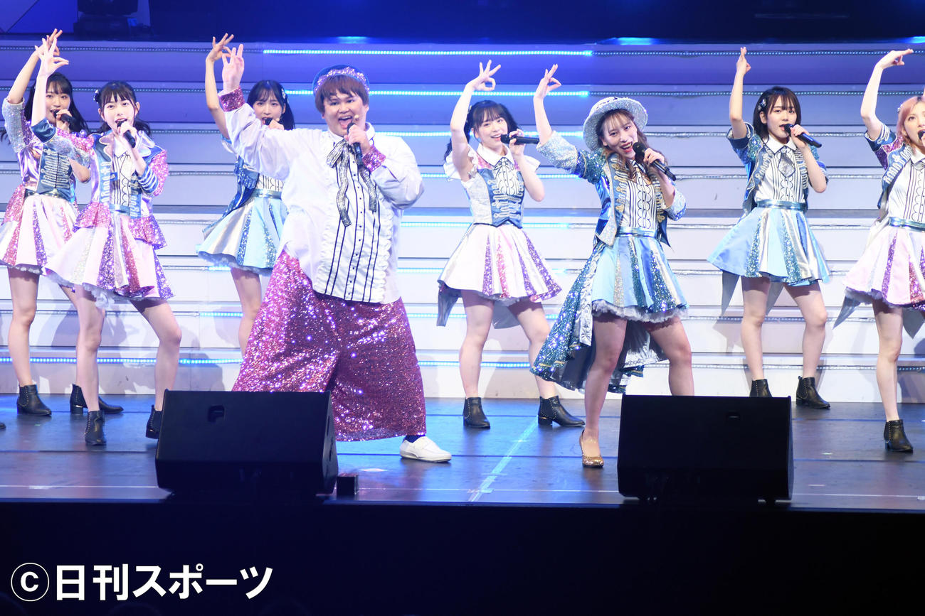 舞台「AKB48 THE AUDISHOW」に出演し「フライングゲット」を踊るパパラピーズのじんじん（中央左）とタナカガ（同右）（撮影・大友陽平）