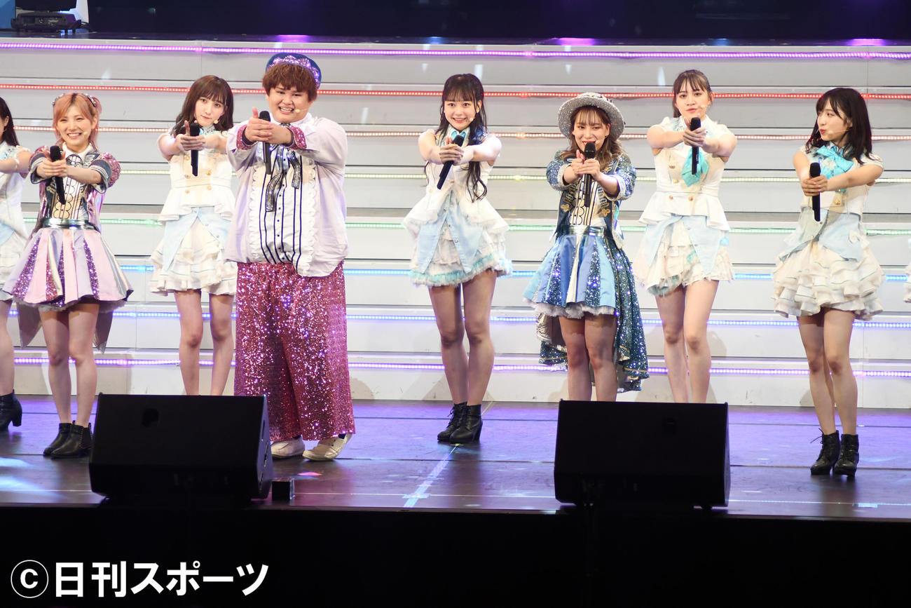 舞台「AKB48 THE AUDISHOW」に出演しAKBメンバーと「恋するフォーチュンクッキー」を踊るパパラピーズのじんじん（左から3人目）とタナカガ（同5人目）（撮影・大友陽平）