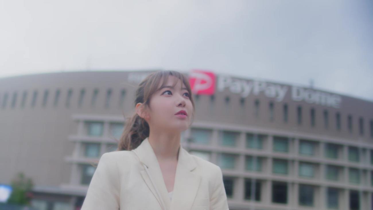 卒業ソング「思い出にするにはまだ早すぎる」のミュージックビデオが公開されたHKT48宮脇咲良（C）Mercury