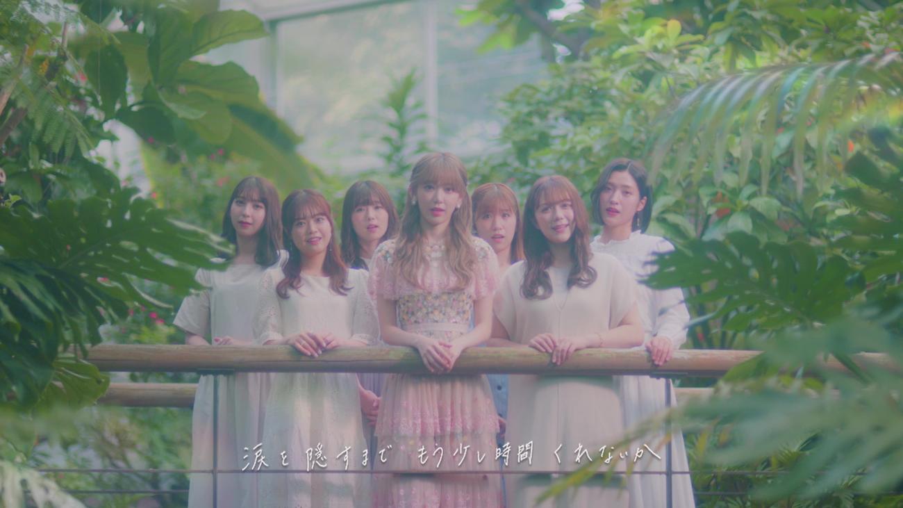 卒業ソング「思い出にするにはまだ早すぎる」のミュージックビデオが公開されたHKT48宮脇咲良（中央）（C）Mercury