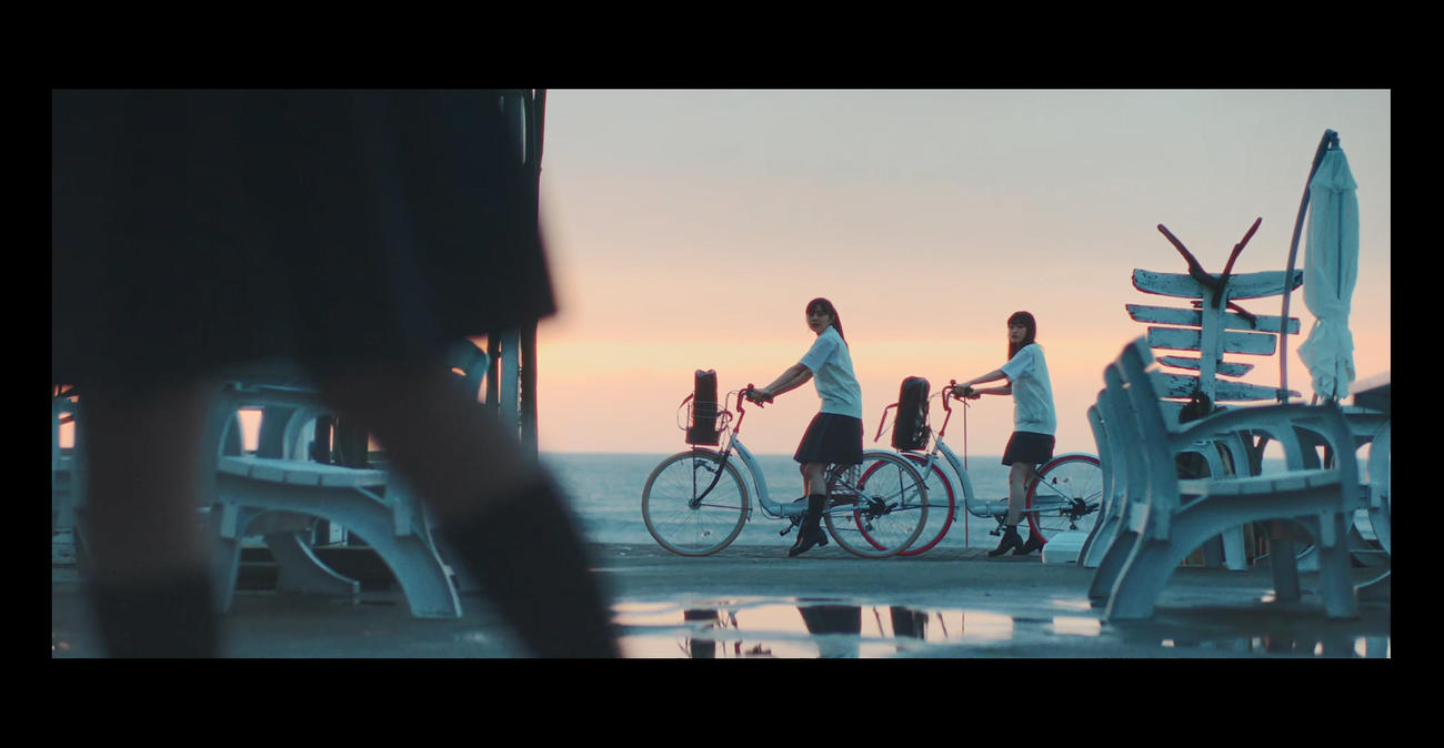NGT48の新曲「Awesome」のミュージックビデオの1シーン（C）Flora