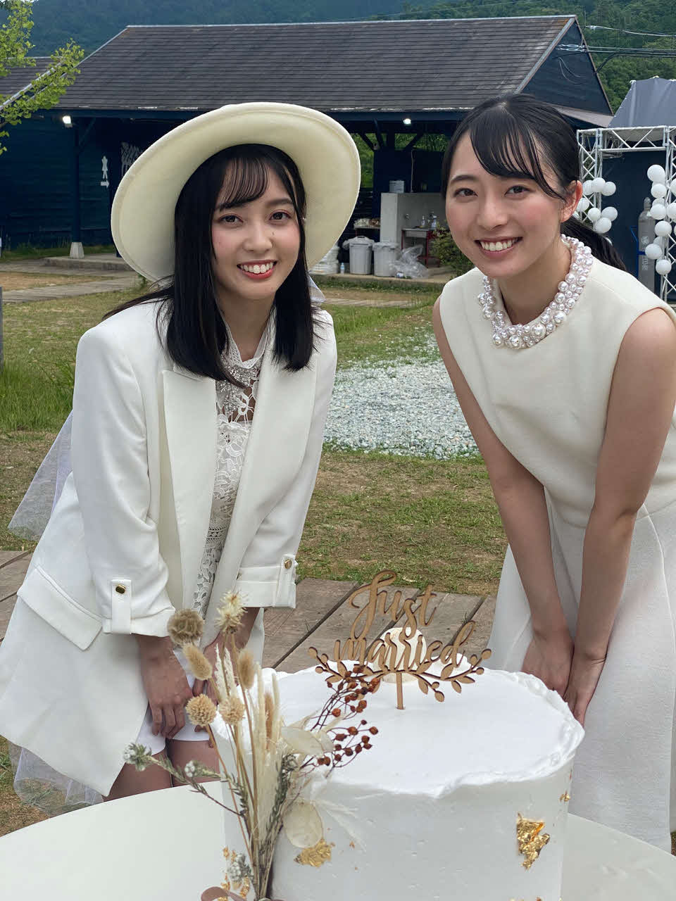 映画「酒蔵のむすめ」にダブル主演する今村美月（左）と石田みなみ