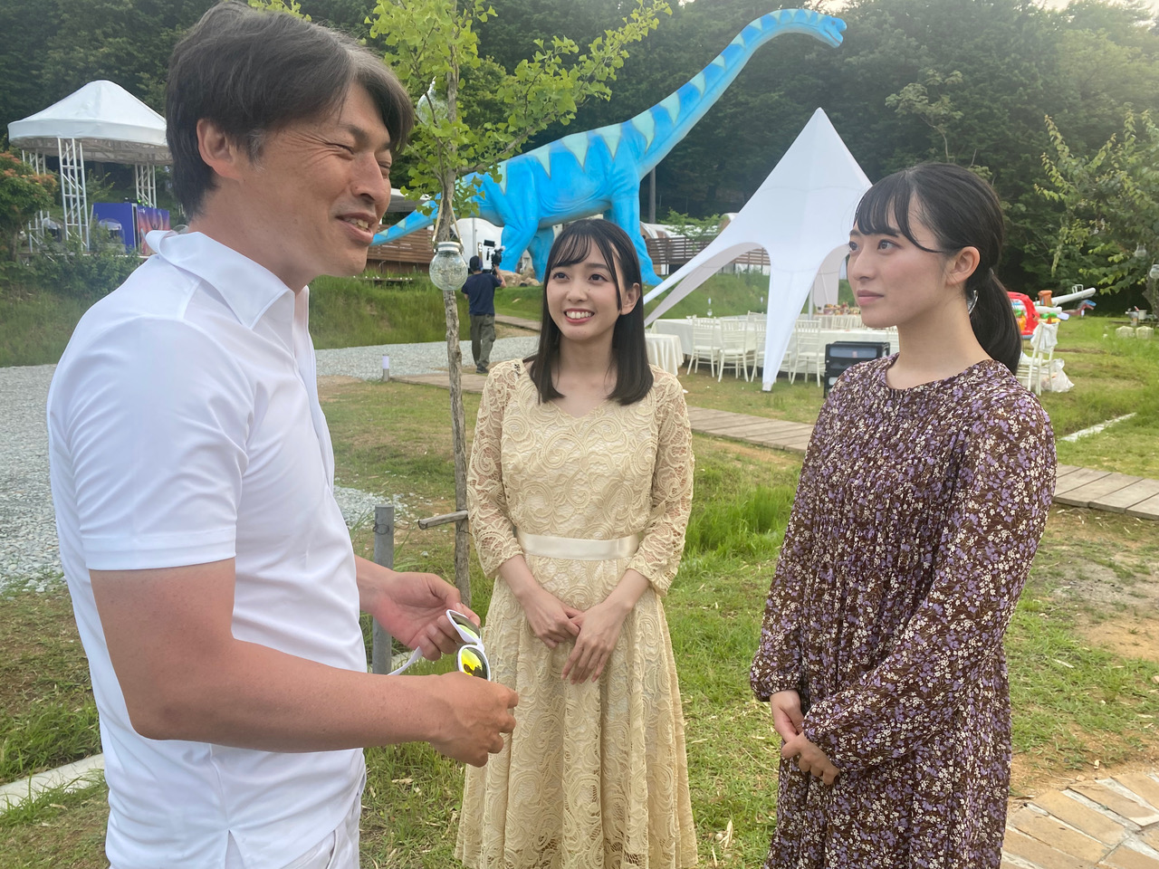 映画「酒蔵のむすめ」にダブル主演する今村美月（中央）と石田みなみ（右）と大橋孝史監督