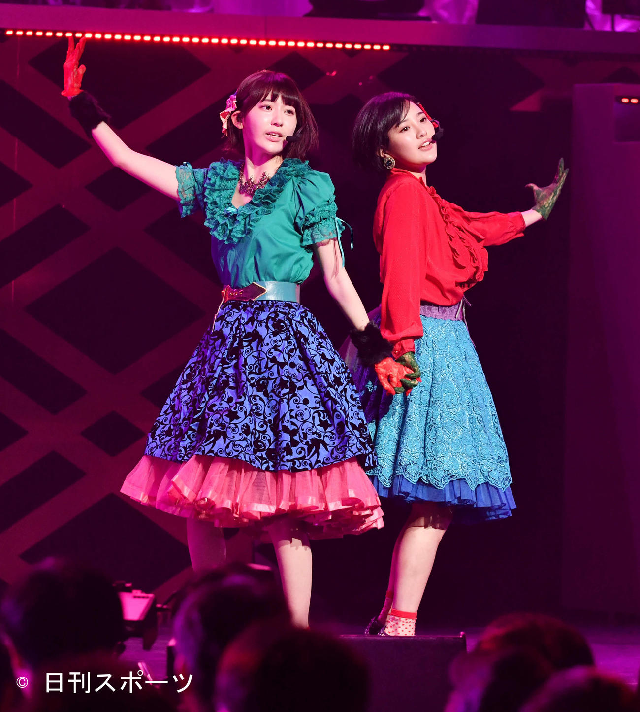 HKT48の宮脇咲良（左）と兒玉遥（2017年1月撮影）