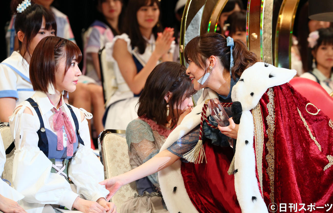 第9回AKB48選抜総選挙開票イベント　1位の指原莉乃は終了後、宮脇咲良を激励する（2017年6月17日撮影）