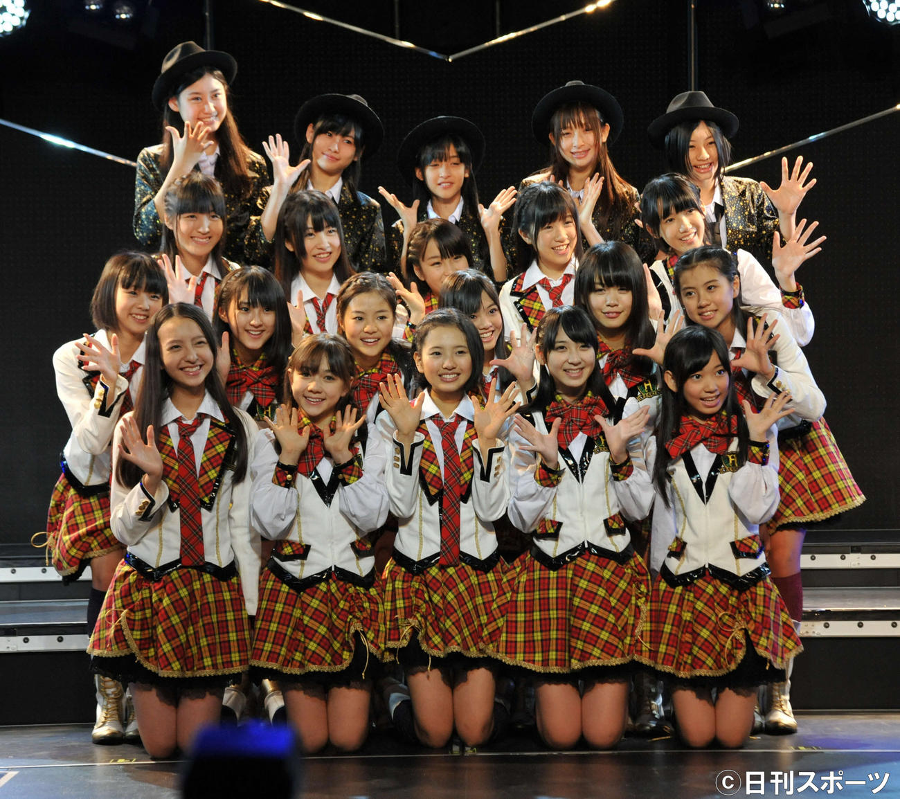 初日公演でポーズをつくるＨＫＴ48（2011年11月撮影）