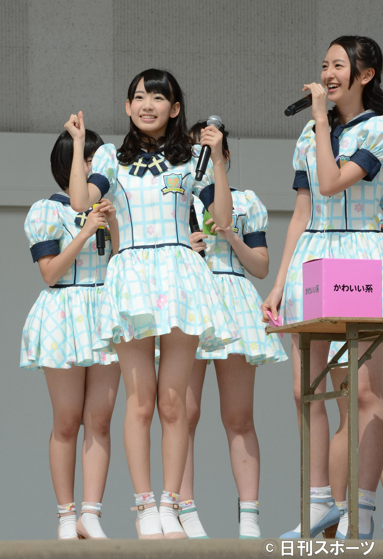 HKT48初の全国握手会で、宮脇咲良はかわいくポーズ（2013年3月撮影）