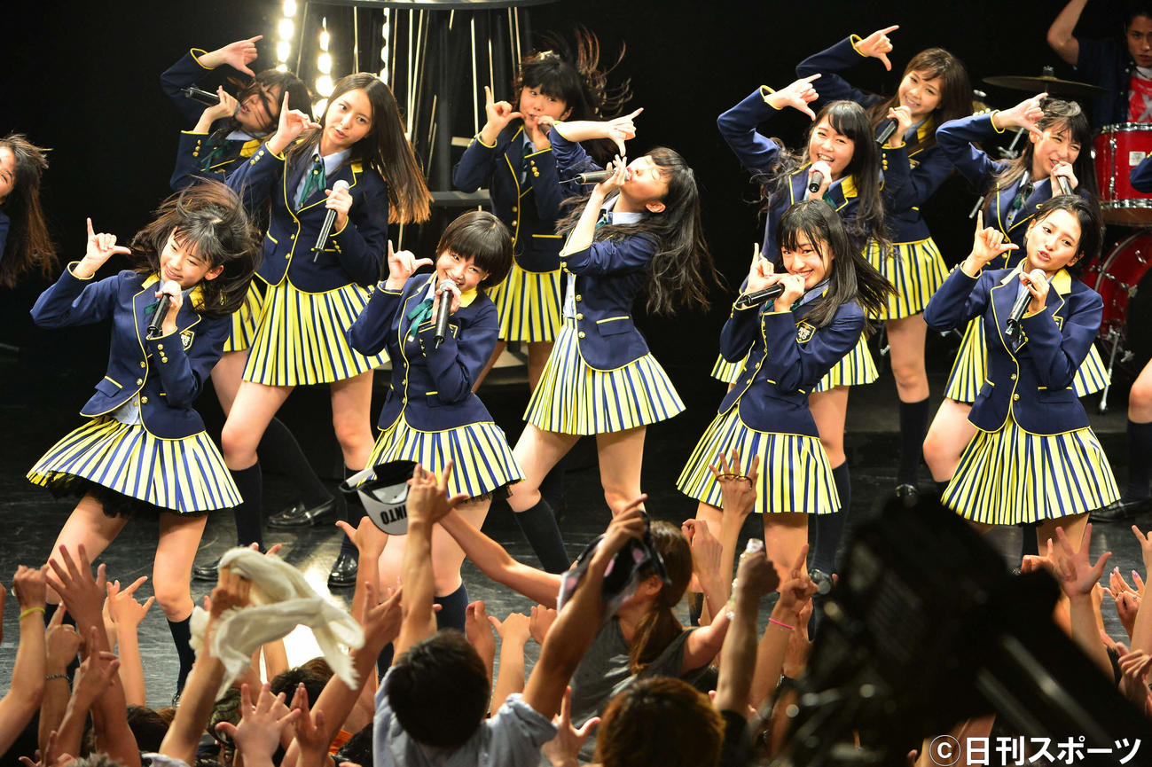 ニューシングル「メロンジュース」のミュージックビデオ撮影に臨むHKT48宮脇咲良、朝長美桜、田島芽瑠、兒玉遥（2013年7月撮影）