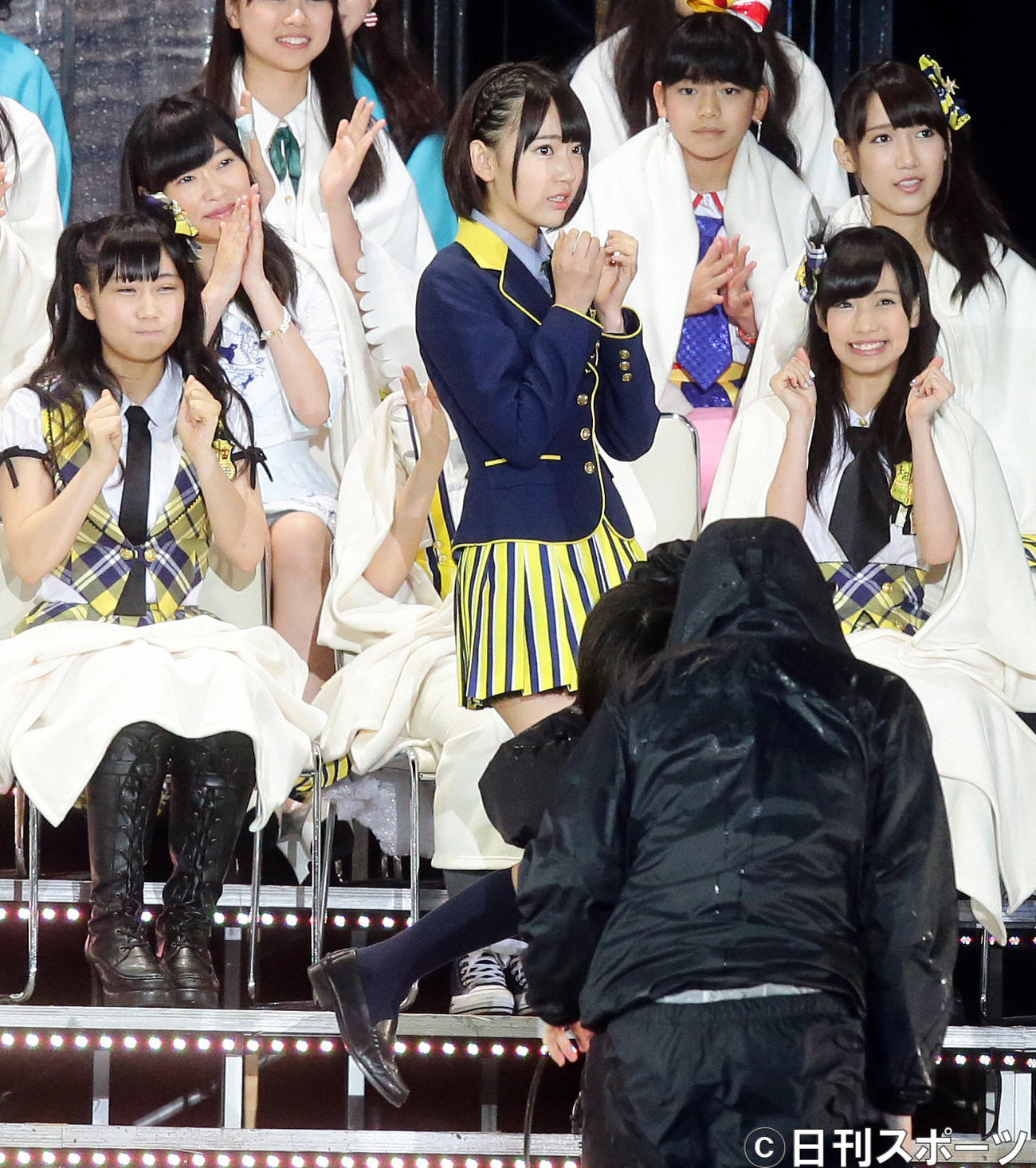 第6回AKB48選抜総選挙開票イベント　11位に入ったHKT48兼AKB48宮脇咲良。2列目左はHKT48指原莉乃（2014年6月撮影）