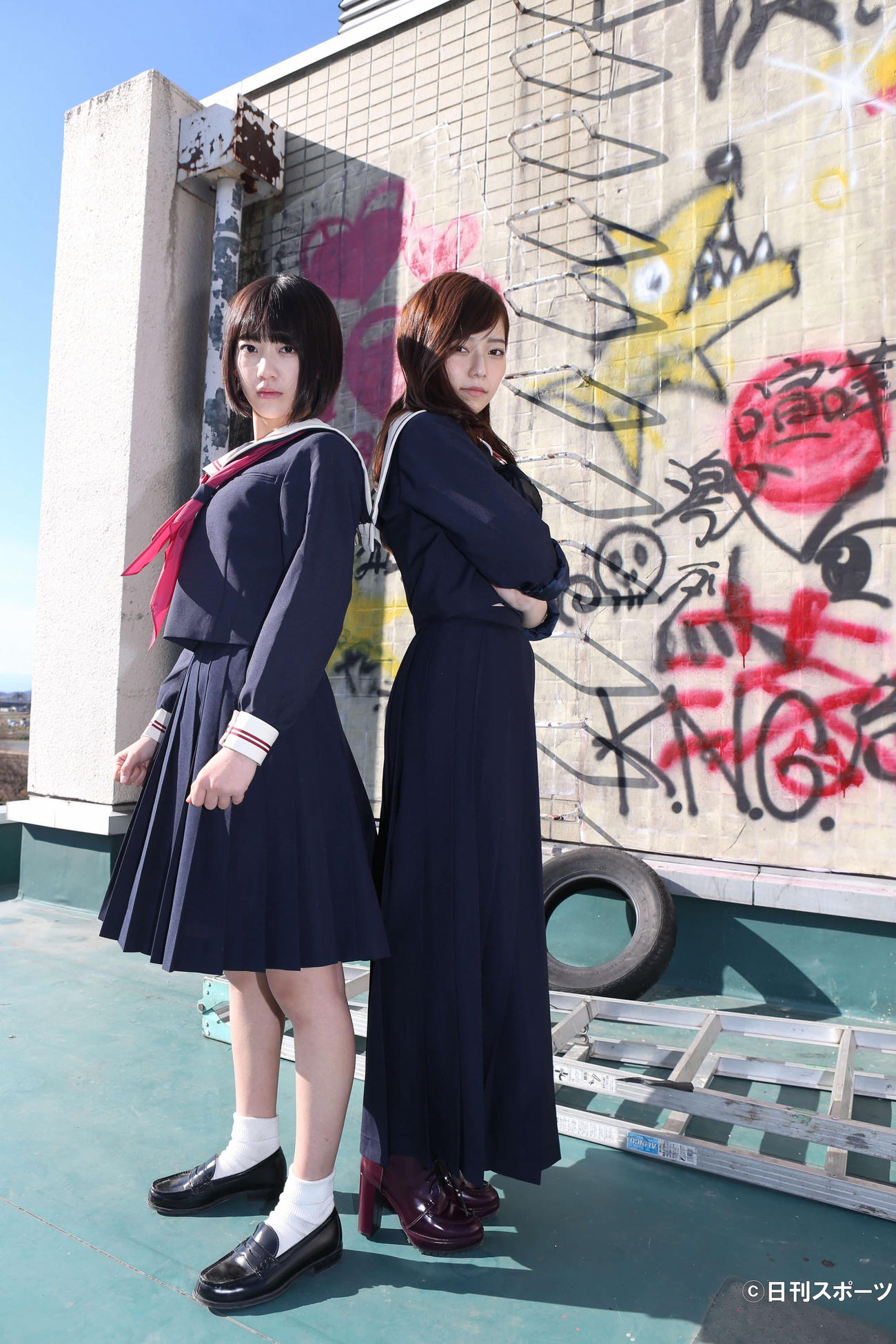 日本テレビ系ドラマ「マジすか学園4」関連　「マジすか学園4」主演の宮脇咲良と島崎遥香（2014年12月撮影）