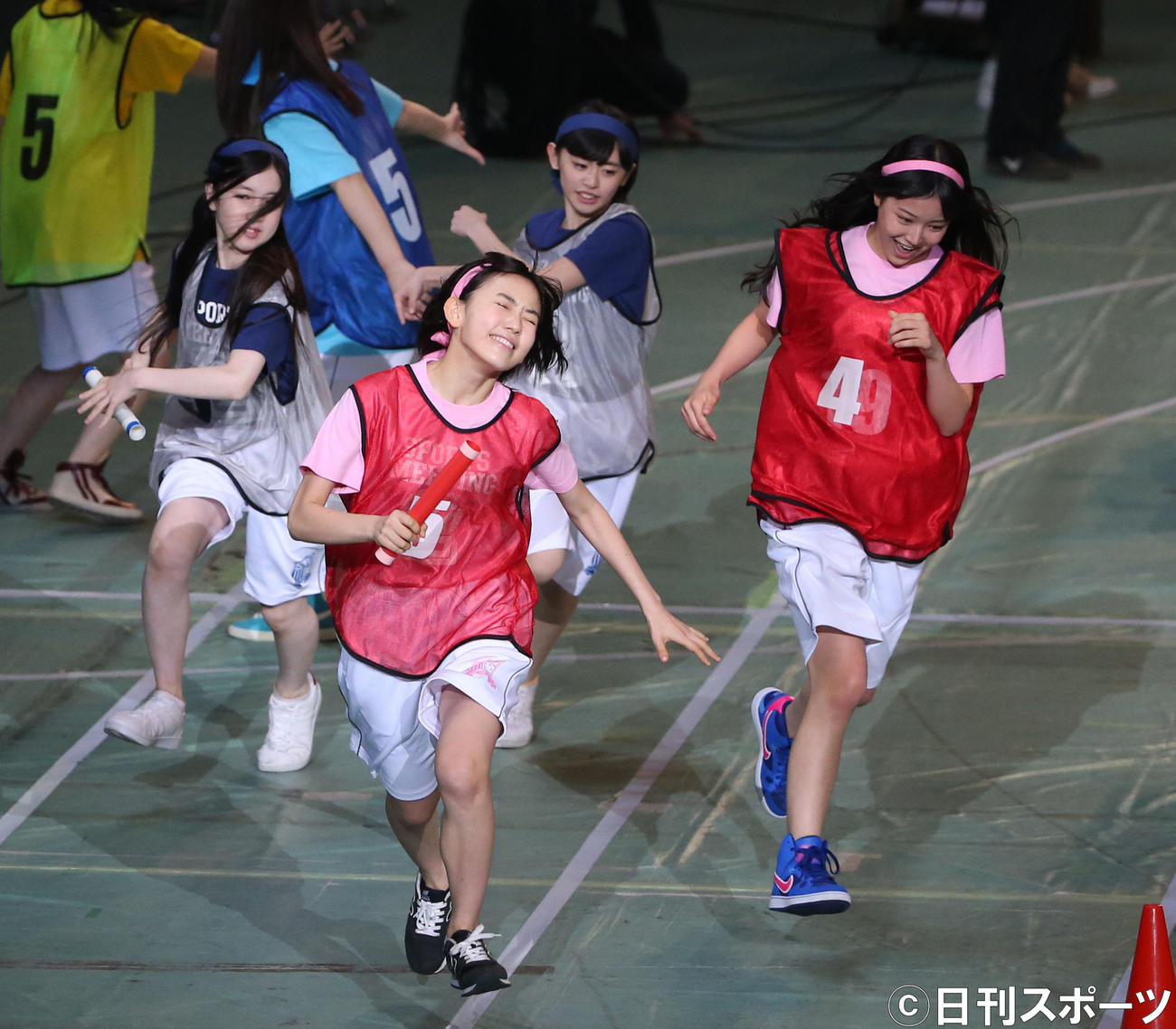 第2回AKB48大運動会　チーム対抗リレーで白間美瑠からバトンを受け取り、顔を傾けながら走るチームA宮脇咲良（2015年5月撮影）