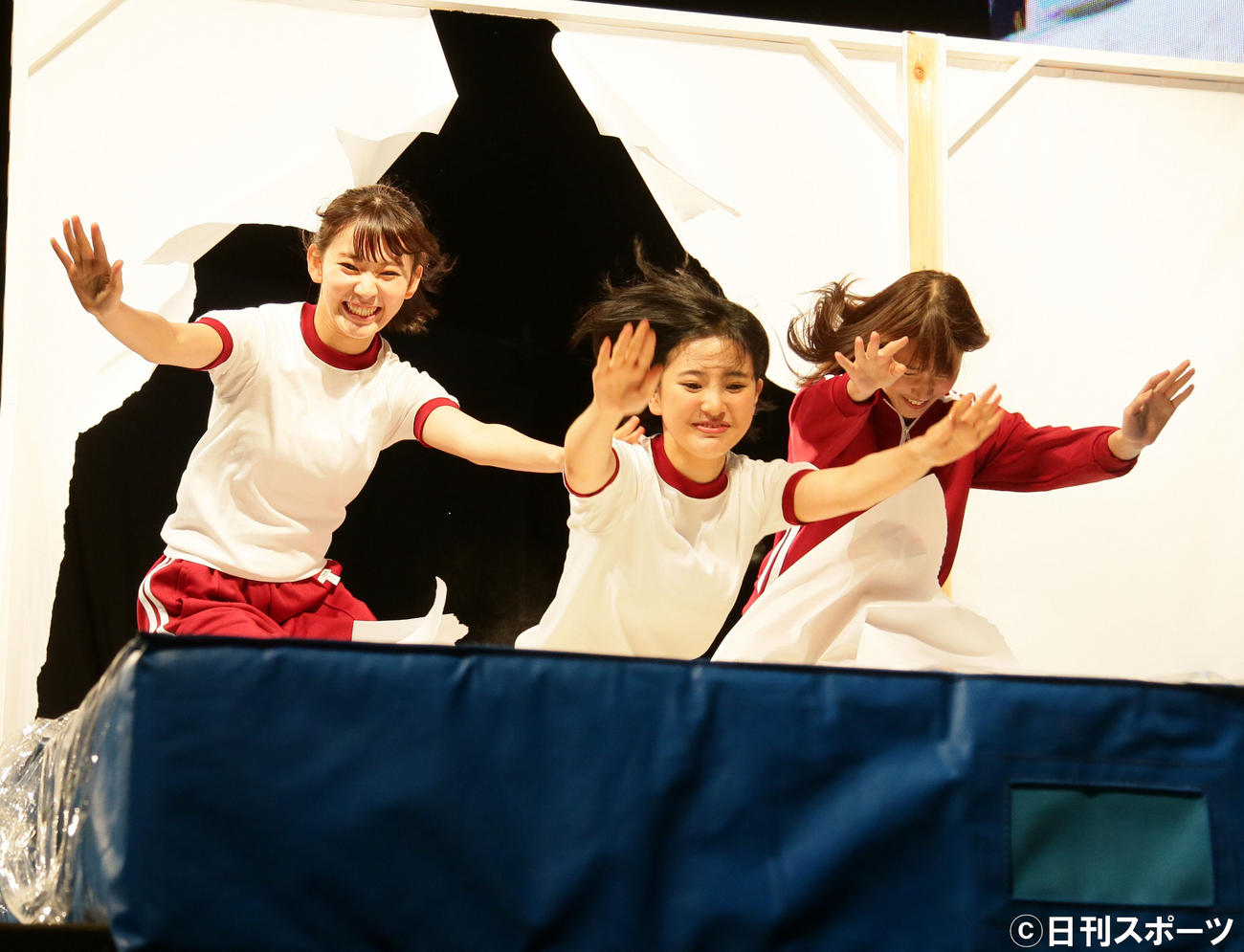 AKB48グループ夏祭り　壁を突き破り粉の上に飛び込む宮脇咲良と兒玉遥（2016年7月撮影）